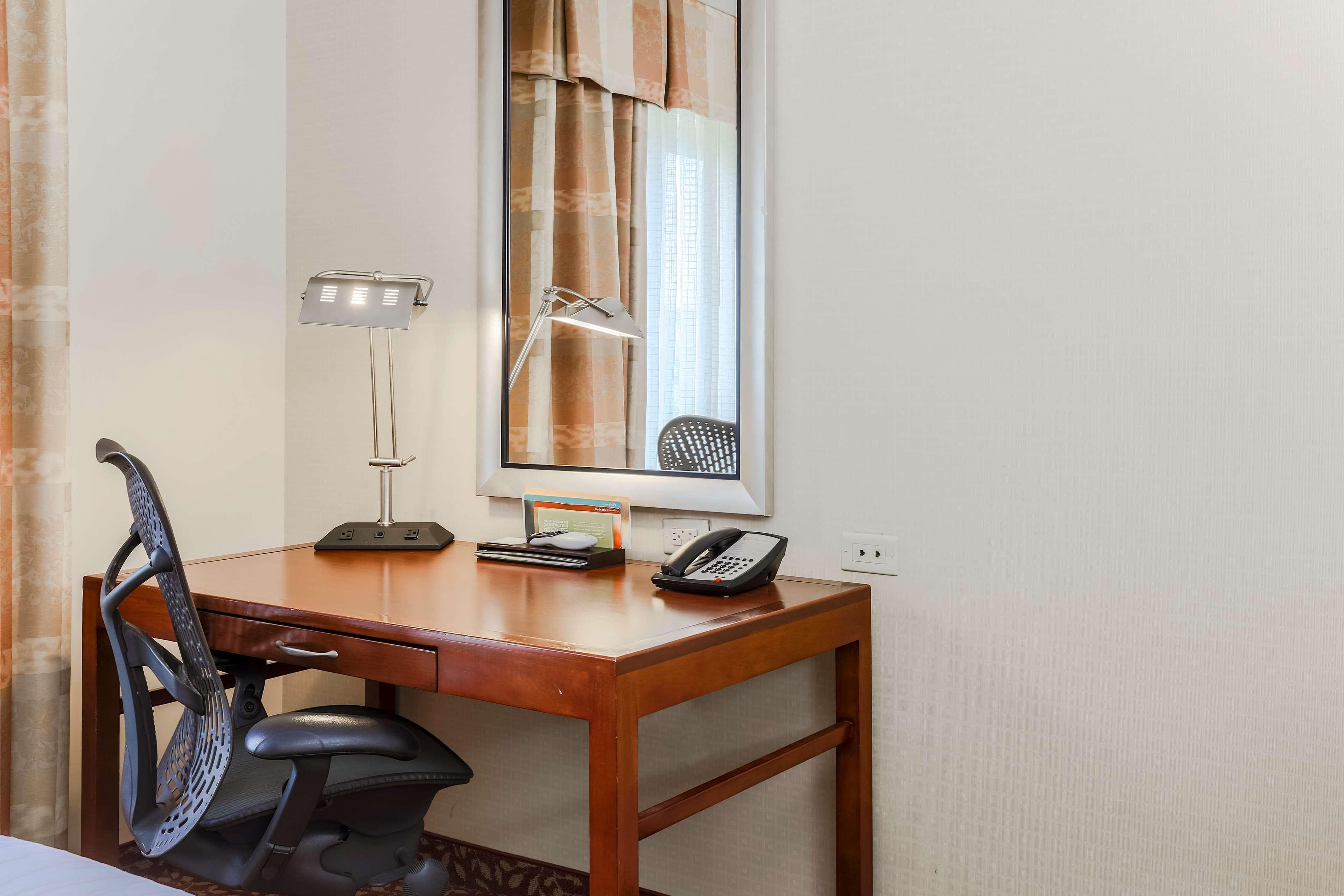 Hilton Garden Melville 3*