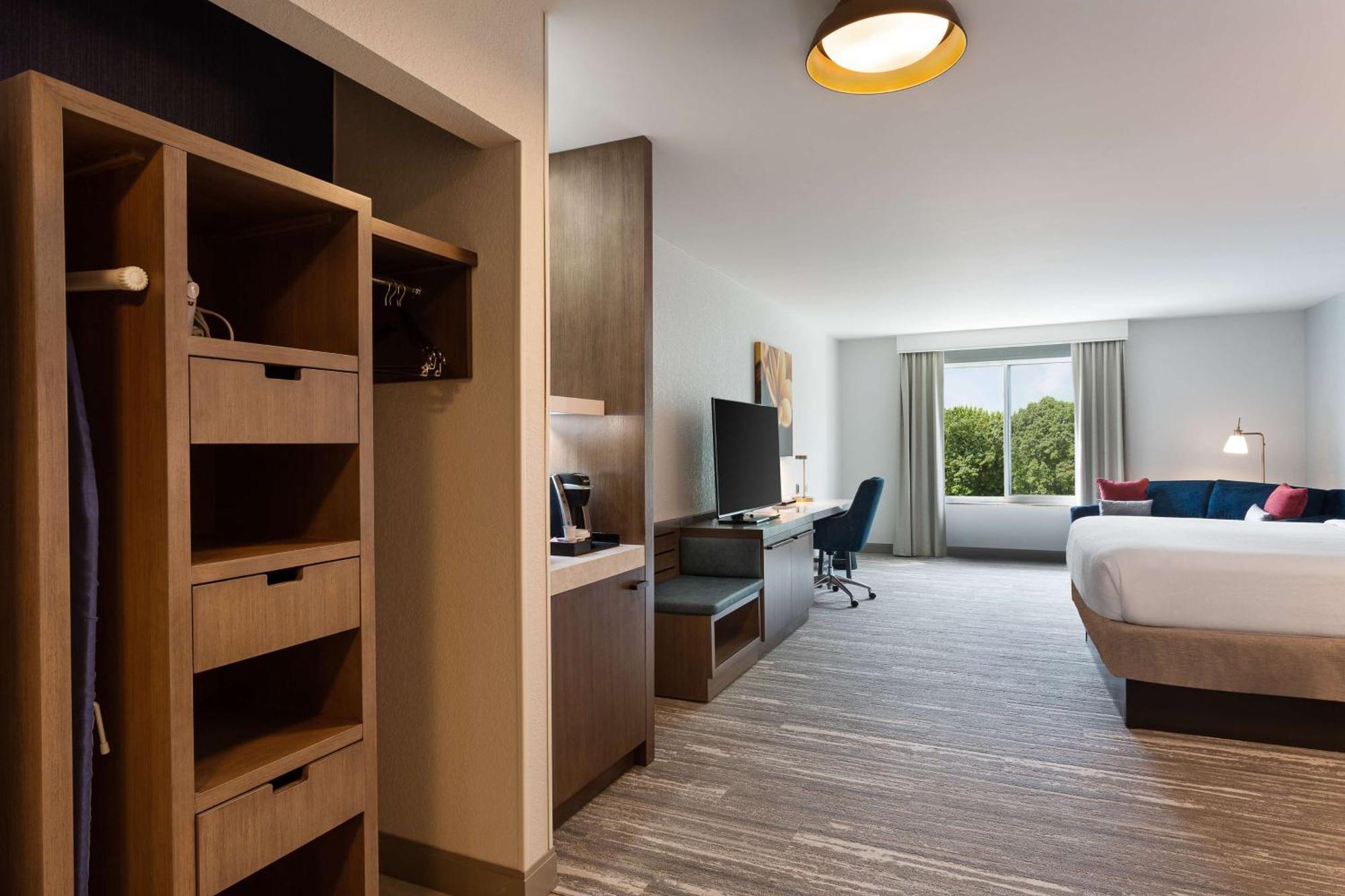 Hilton Garden Melville Hotel