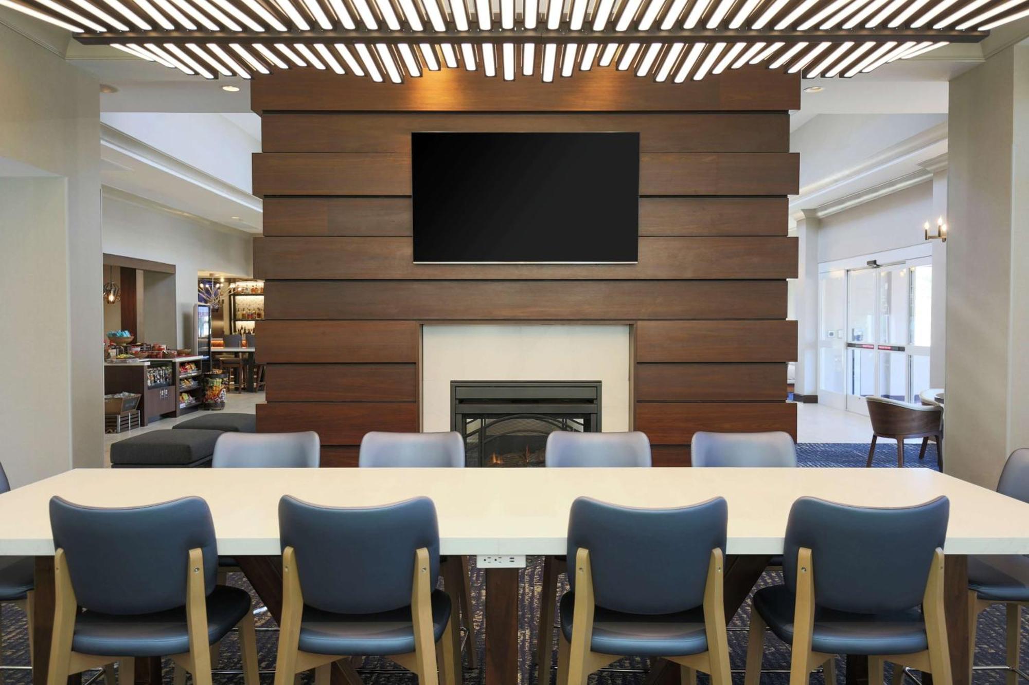 Hilton Garden Melville 3*